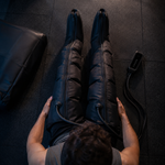 Pessoa sentada a usar as botas de pressoterapia, vista de cima