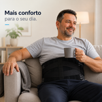 Homem sentado no sofá a usar a cinta lombar Comfort Pro