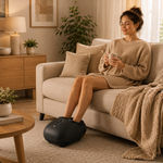 Mulher no sofá a usar o massajador de pés RelaxFeet Pro