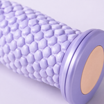 Pormenor da superfície com relevos do rolo terapêutico para os pés em lilás