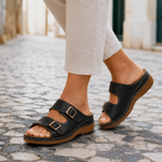 Pés a caminhar na calçada com as sandálias ortopédicas premium pretas